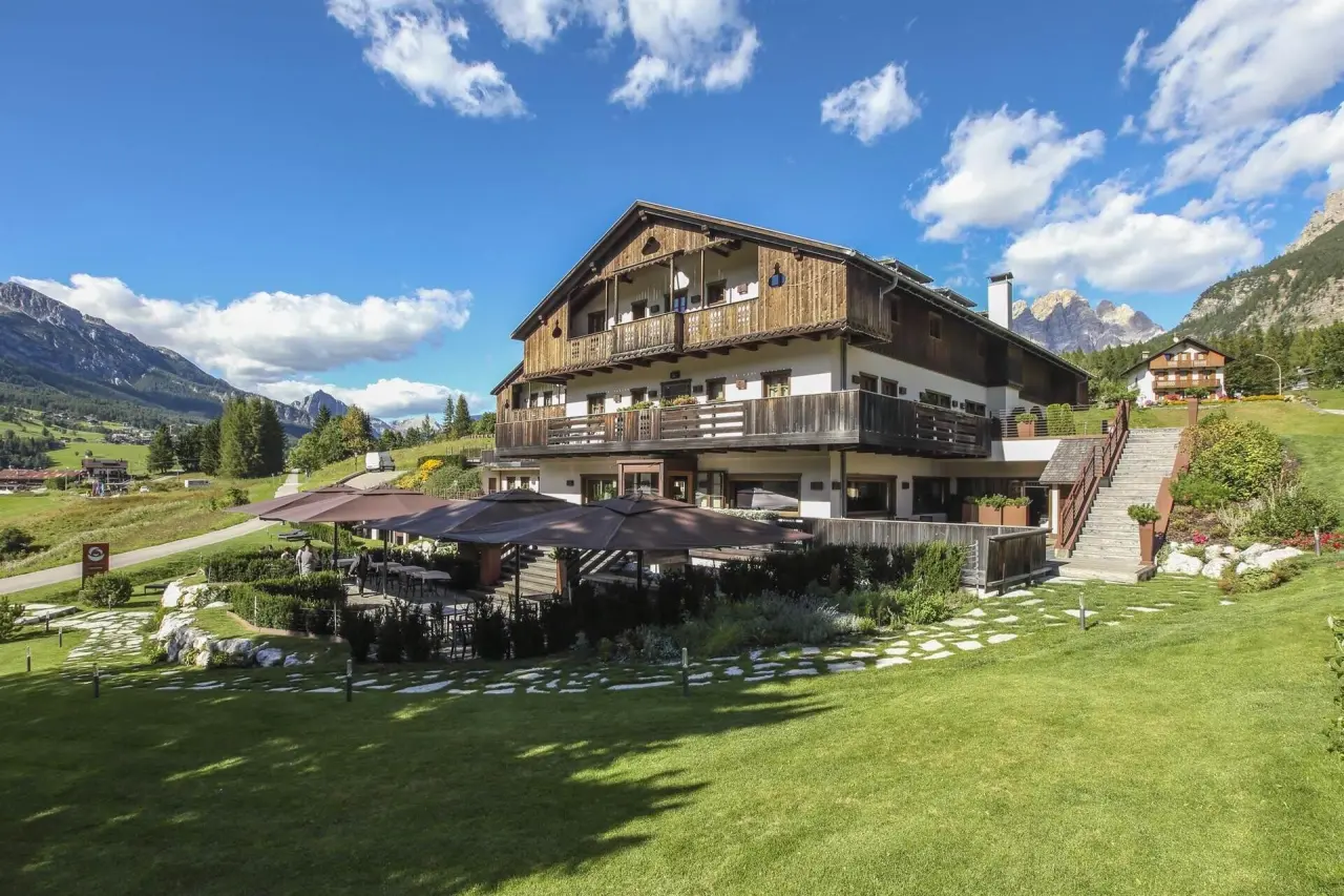 Rosapetra SPA Resort in Cortina d'Ampezzo – Außenansicht mit Terrasse und Bergpanorama | Wellnesshotel Dolomiten