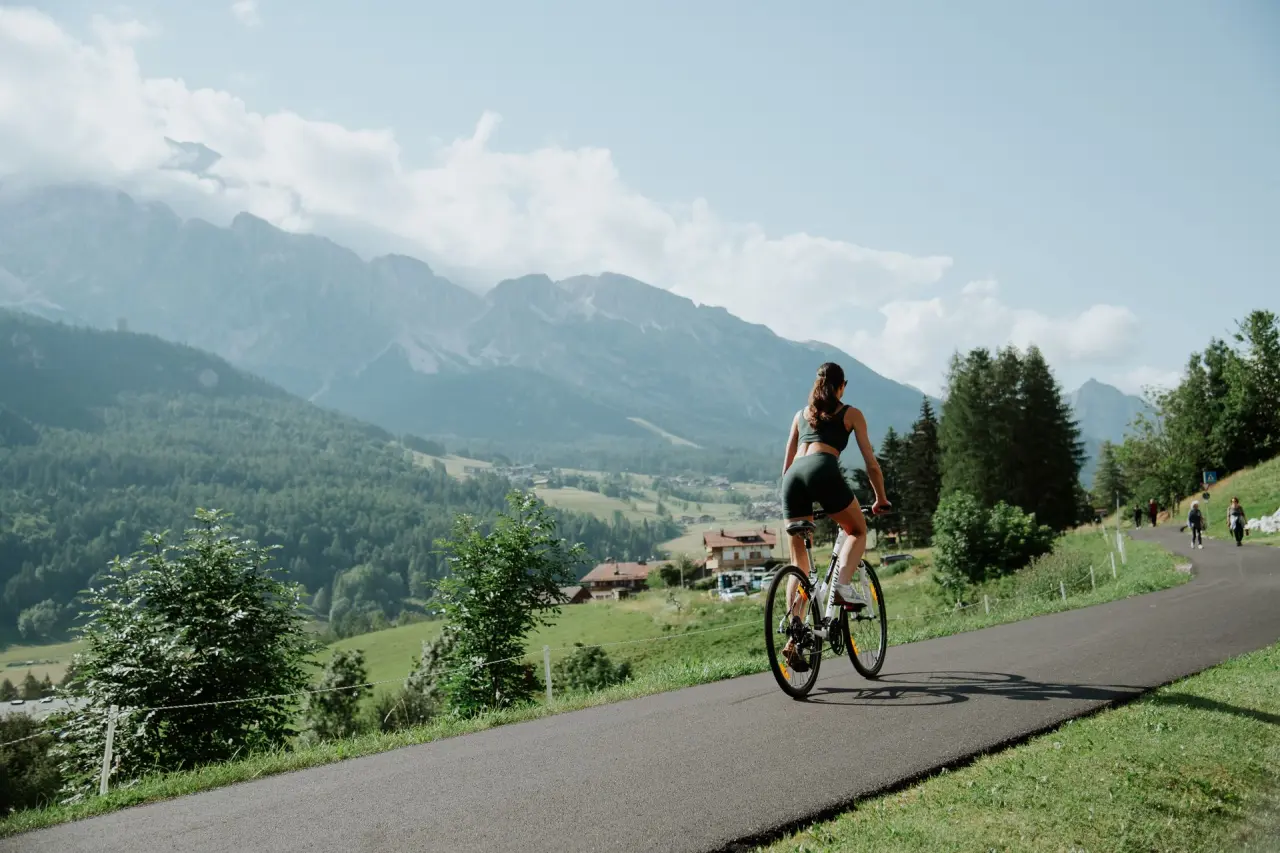 Rosapetra SPA Resort in Cortina d'Ampezzo – Radfahren vor Bergpanorama | Wellnesshotel Dolomiten