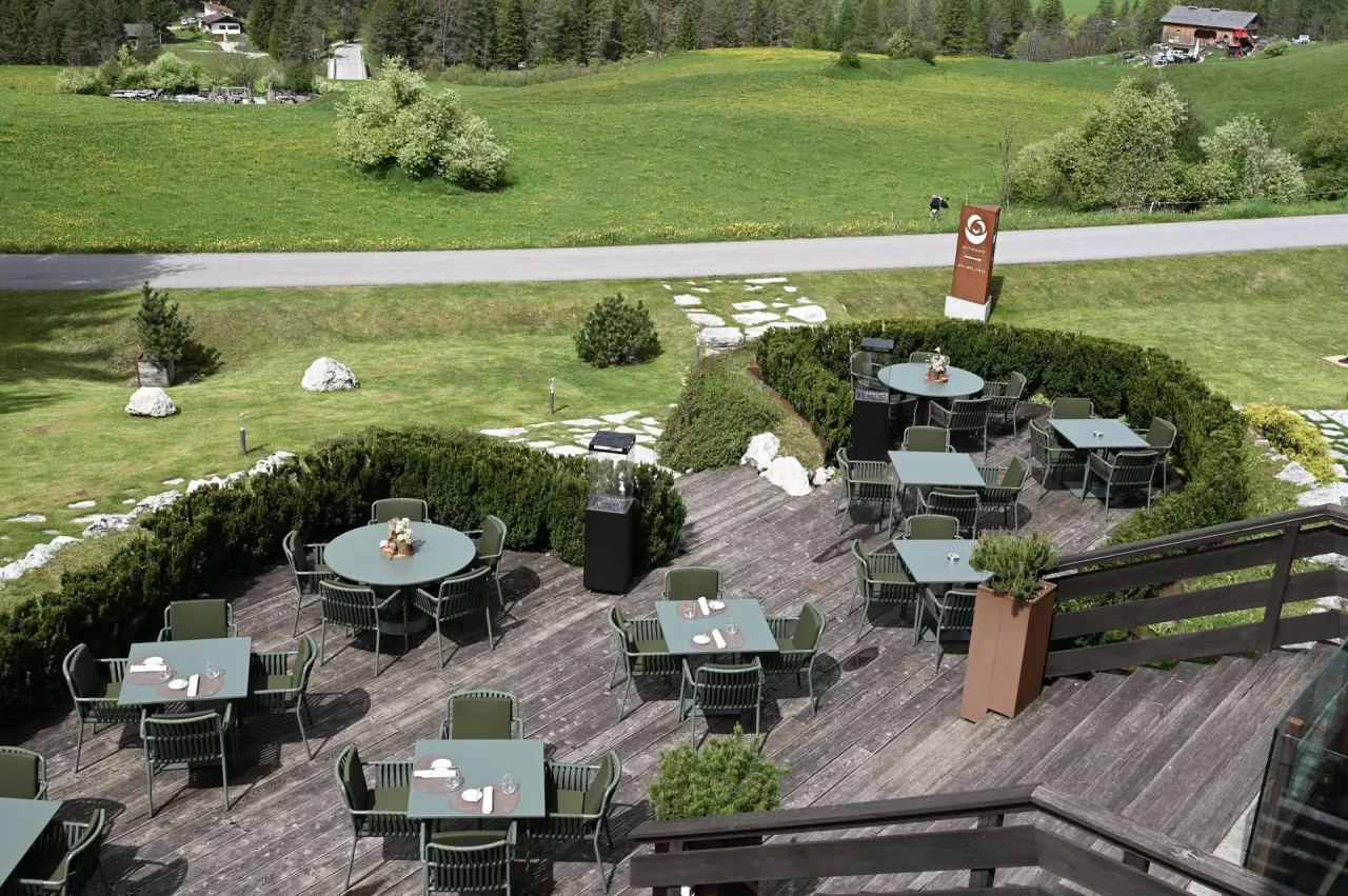Rosapetra SPA Resort in Cortina d'Ampezzo – Sonnige Außenterrasse mit Blick ins Grüne | Wellnesshotel Dolomiten