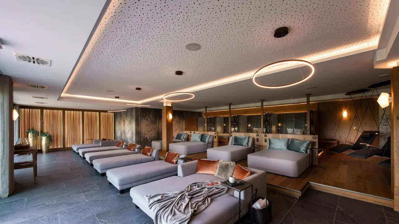 Moderner Ruheraum mit bequemen Liegen und stilvoller Beleuchtung im Wellnessbereich des Burghotel Sterr.