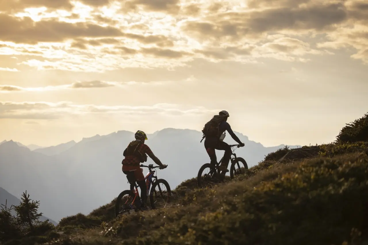 Mountainbiker bei Sonnenuntergang in den Tiroler Alpen nahe dem Galtenberg Resort 4*S