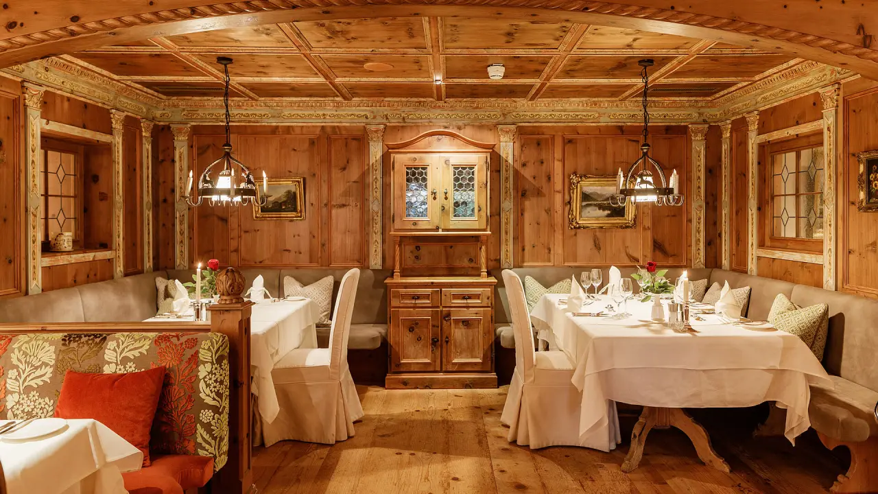 Traditionelles Restaurant im Hotel Salzburgerhof mit Holztäfelung, elegant gedeckten Tischen und gemütlicher Atmosphäre.