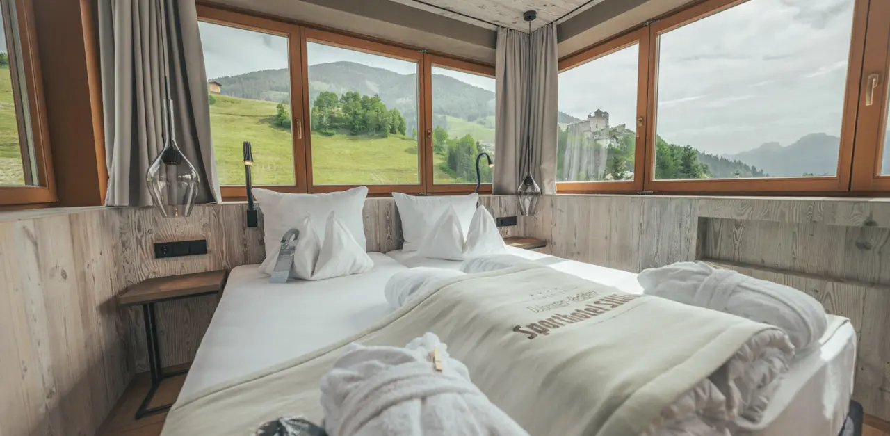 Gemütliches Hotelzimmer mit Bergblick und Burg Heinfels im Dolomiten Residenz Sporthotel Sillian.