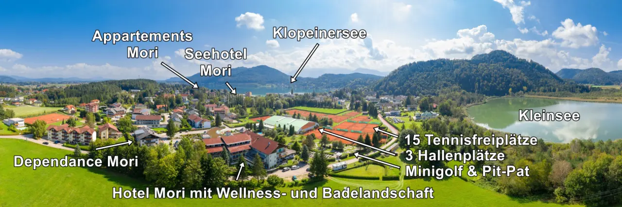 Panoramablick auf Golf-Tennis-Wellnesshotel Mori mit Tennisplätzen, Klopeinersee & Kleinsee in grüner Landschaft.