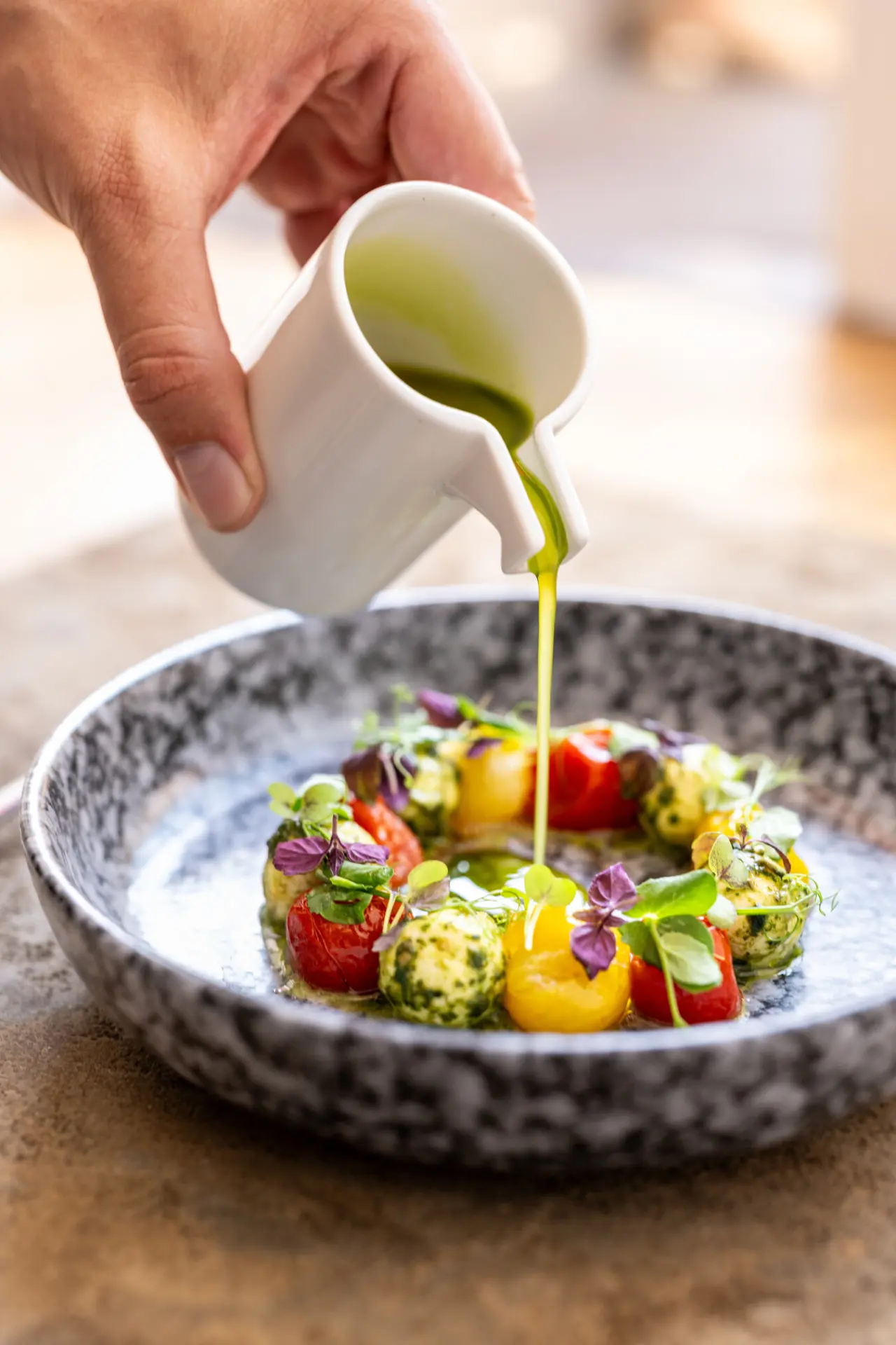 Frisch zubereiteter Caprese-Salat mit Pesto im Restaurant des Moselschlösschen Spa & Resort.