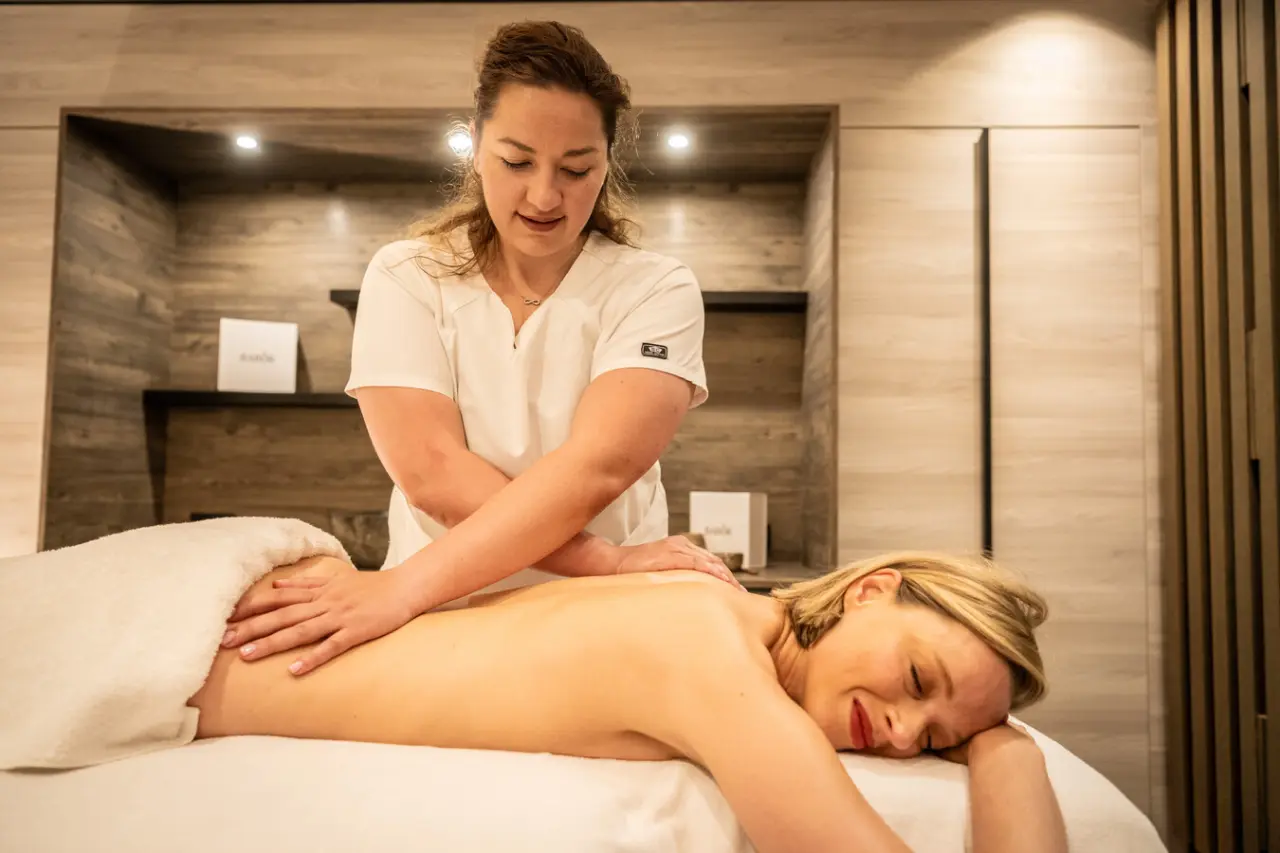 Entspannende Rückenmassage im Spa des Moselschlösschen Spa & Resort. Genießen Sie Wellness und Erholung.