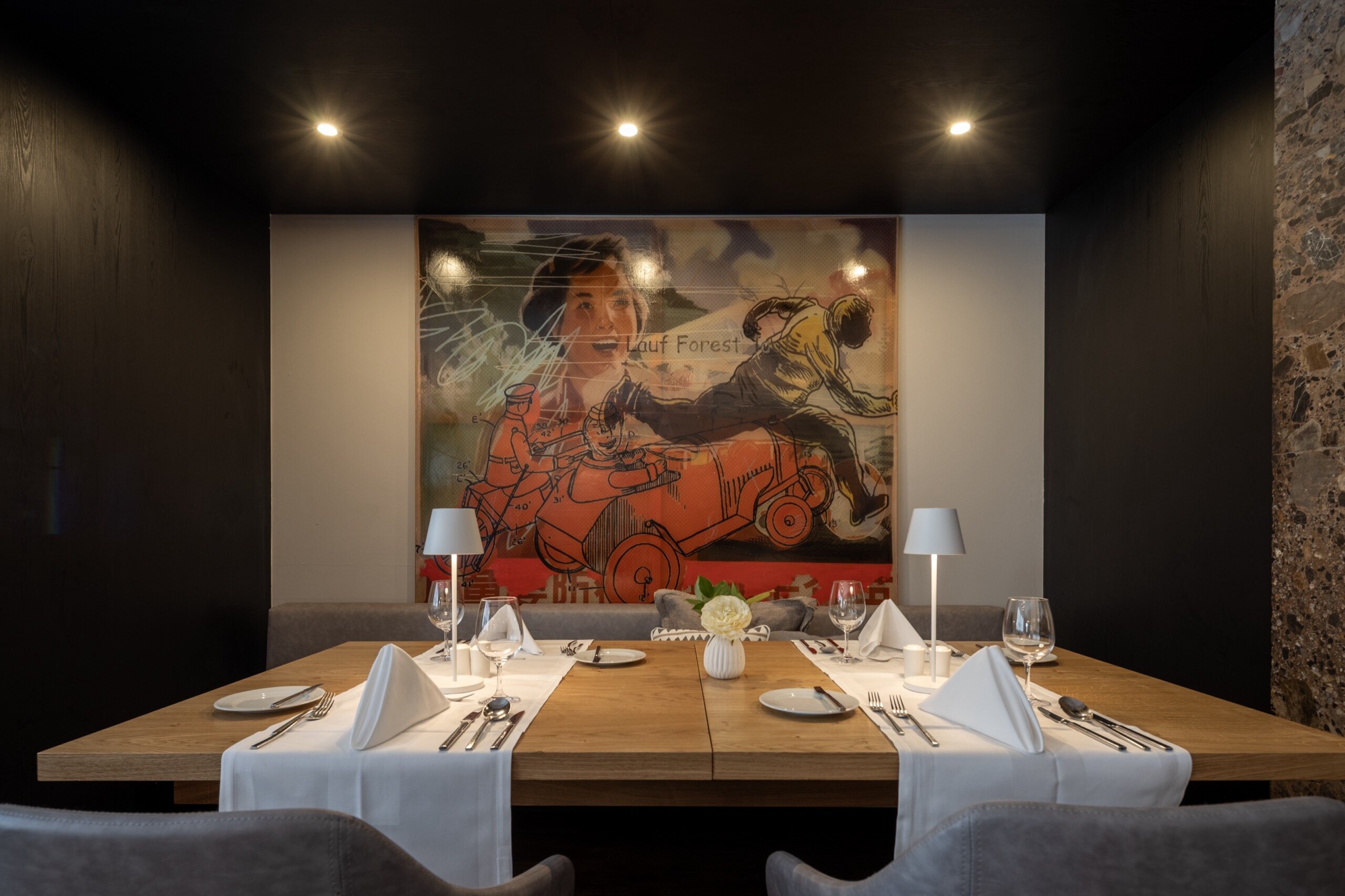 Q! Hotel Maria Theresia Kitzbühel in Kitzbühel – Modern gedeckter Tisch im Restaurant | Wellnesshotel Tirol