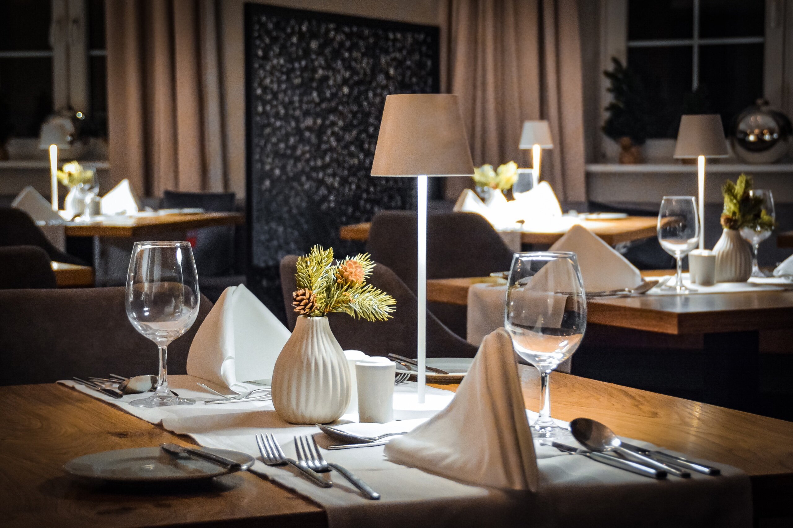 Q! Hotel Maria Theresia Kitzbühel in Kitzbühel – Gemütlich gedeckter Tisch im Hotelrestaurant | Wellnesshotel Tirol