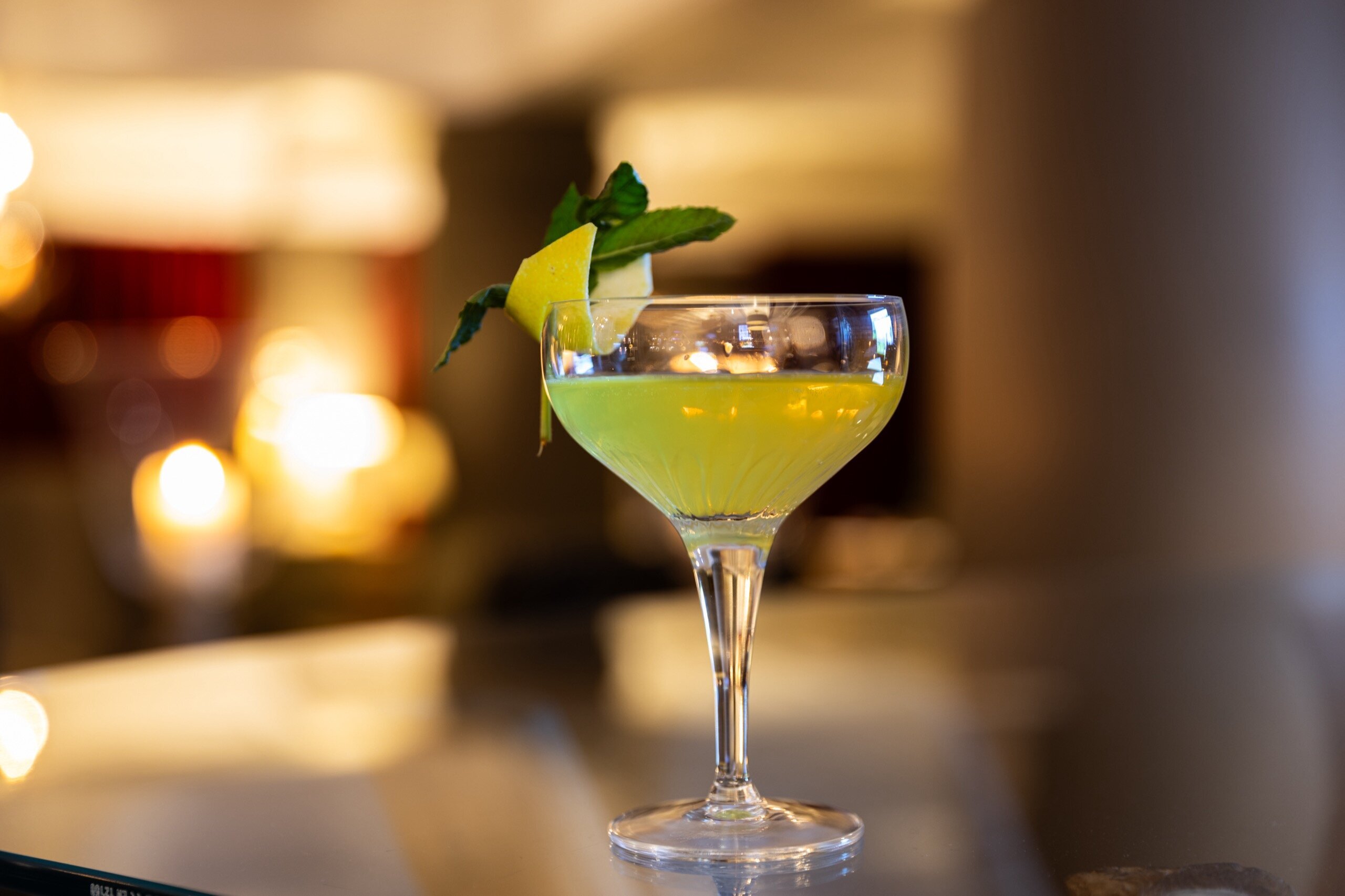 Q! Hotel Maria Theresia Kitzbühel in Kitzbühel – Erfrischender Cocktail an der Hotelbar | Wellnesshotel Tirol