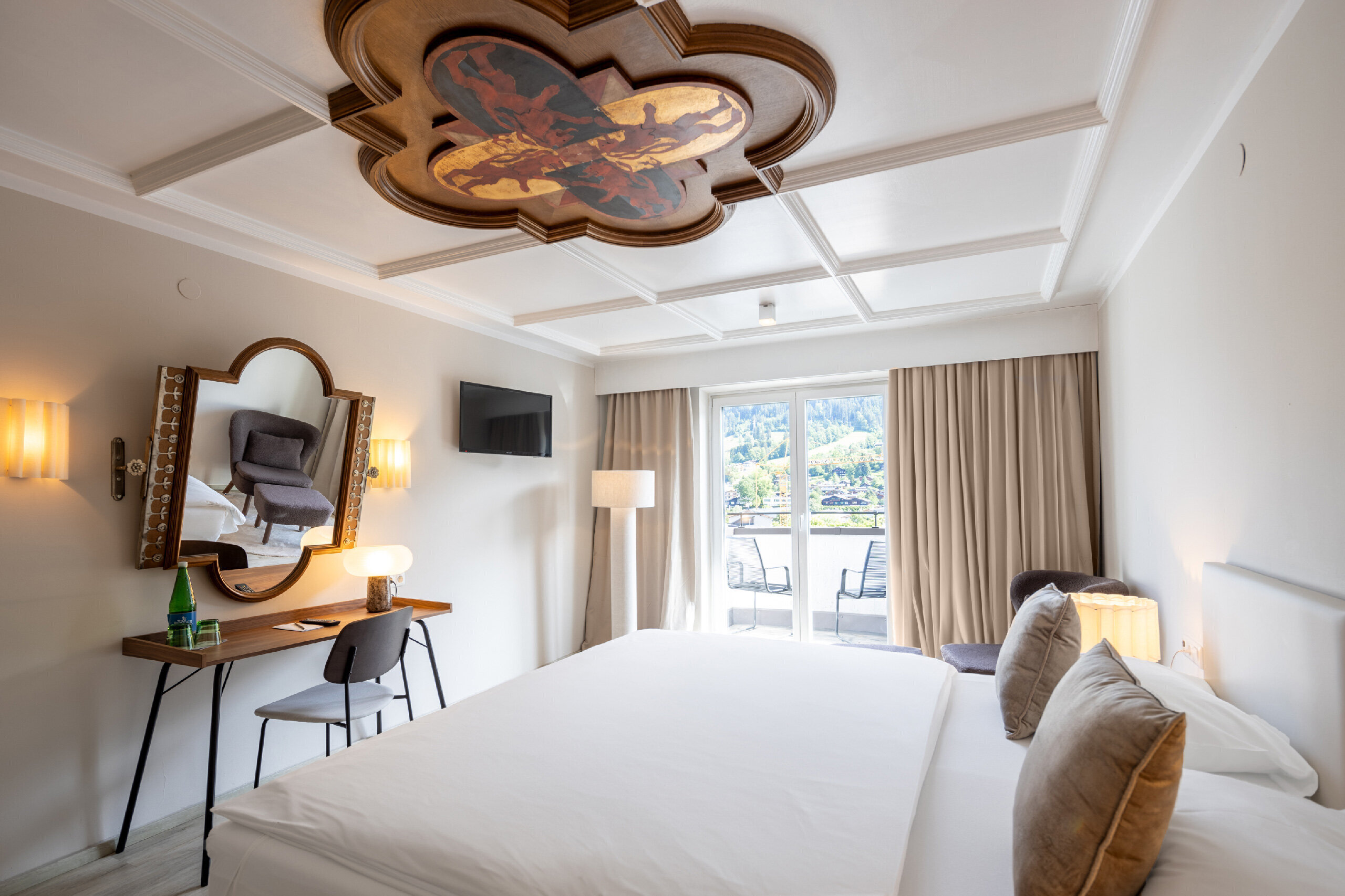 Q! Hotel Maria Theresia Kitzbühel in Kitzbühel – Elegantes Hotelzimmer mit Balkon und Deckenmalerei | Wellnesshotel Tirol
