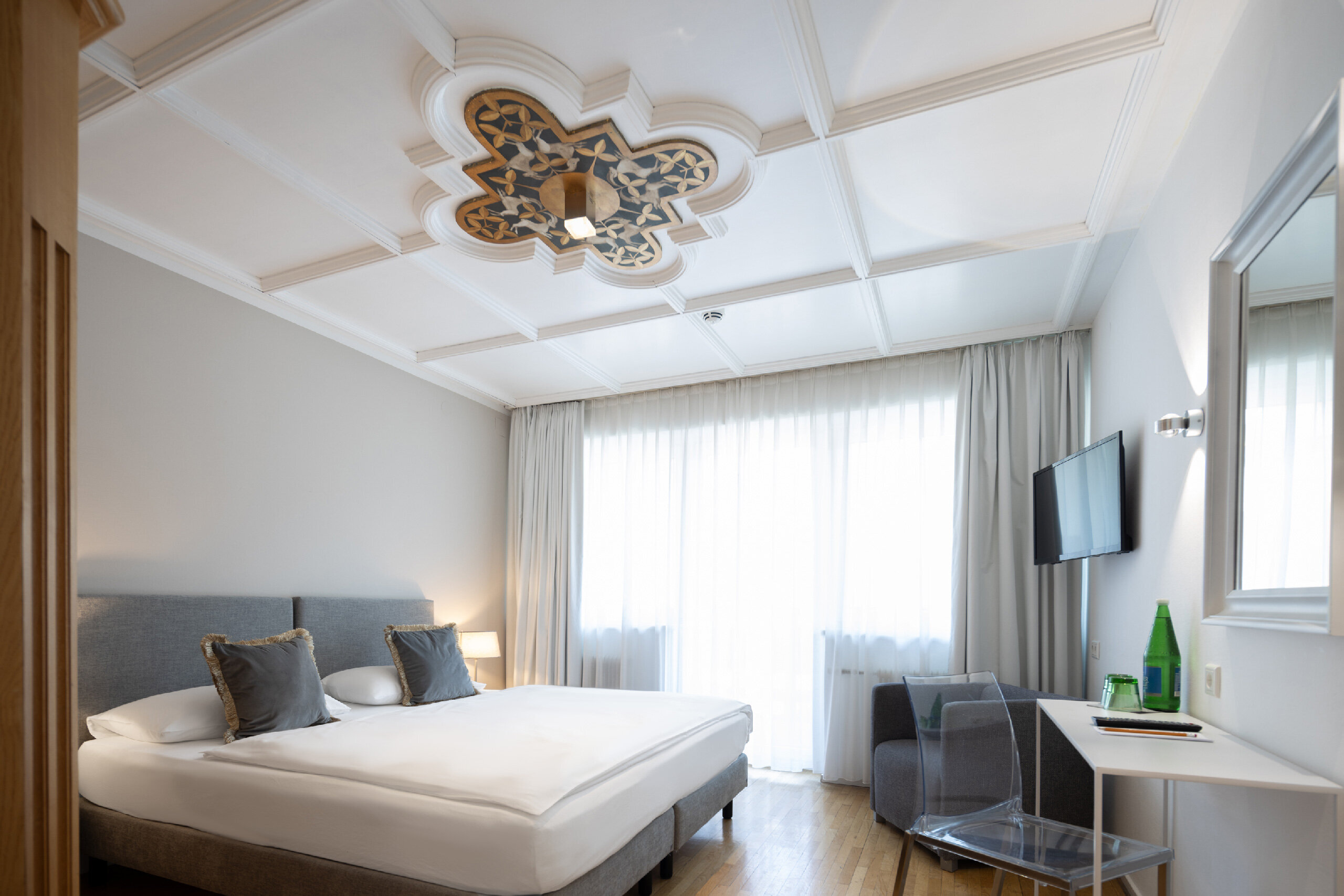 Q! Hotel Maria Theresia Kitzbühel in Kitzbühel – Modernes Doppelzimmer mit gemütlichem Bett | Wellnesshotel Tirol