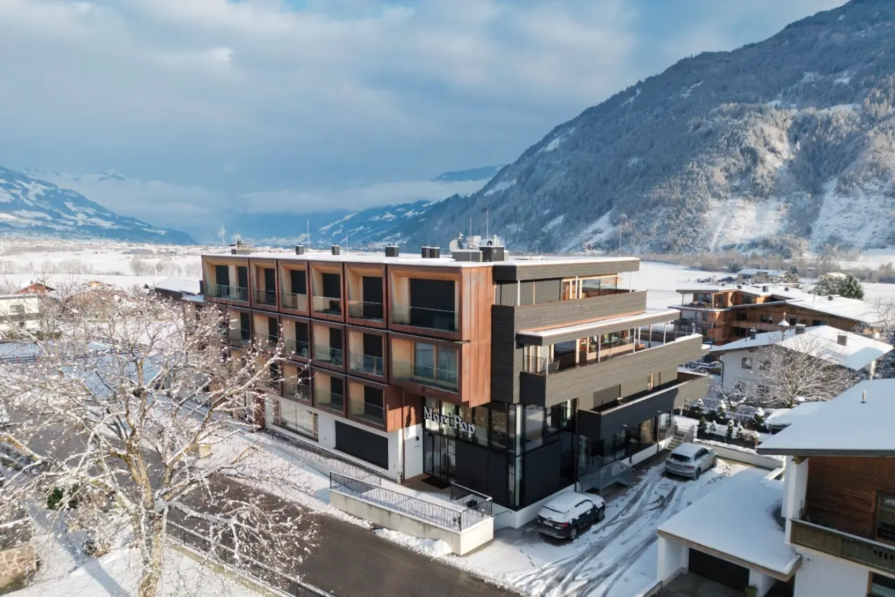 Modernes Mari Pop Hotel Zillertal im Winter mit schneebedeckten Bergen und Talblick. Ideal für Wellnessurlaub.