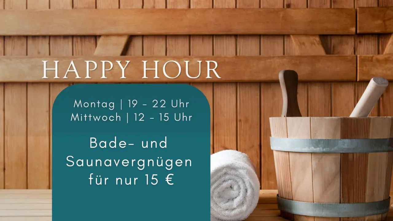 Sauna-Happy-Hour-Angebot im HEIDE SPA Hotel & Resort. Hintergrund zeigt Saunainnenraum mit Eimer und Handtuch.