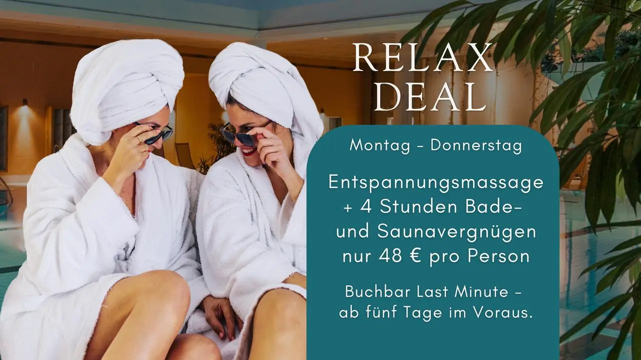 Zwei Frauen in Bademänteln und Handtüchern entspannen im Wellnessbereich des HEIDE SPA Hotel & Resort. Relax Deal.