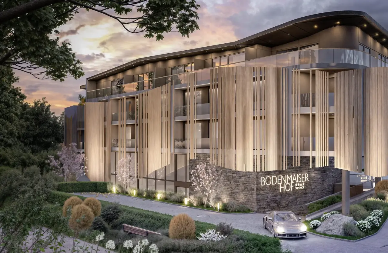 Modernes Hotel Bodenmaiser Hof bei Sonnenuntergang mit stilvoller Architektur und beleuchteter Zufahrt.