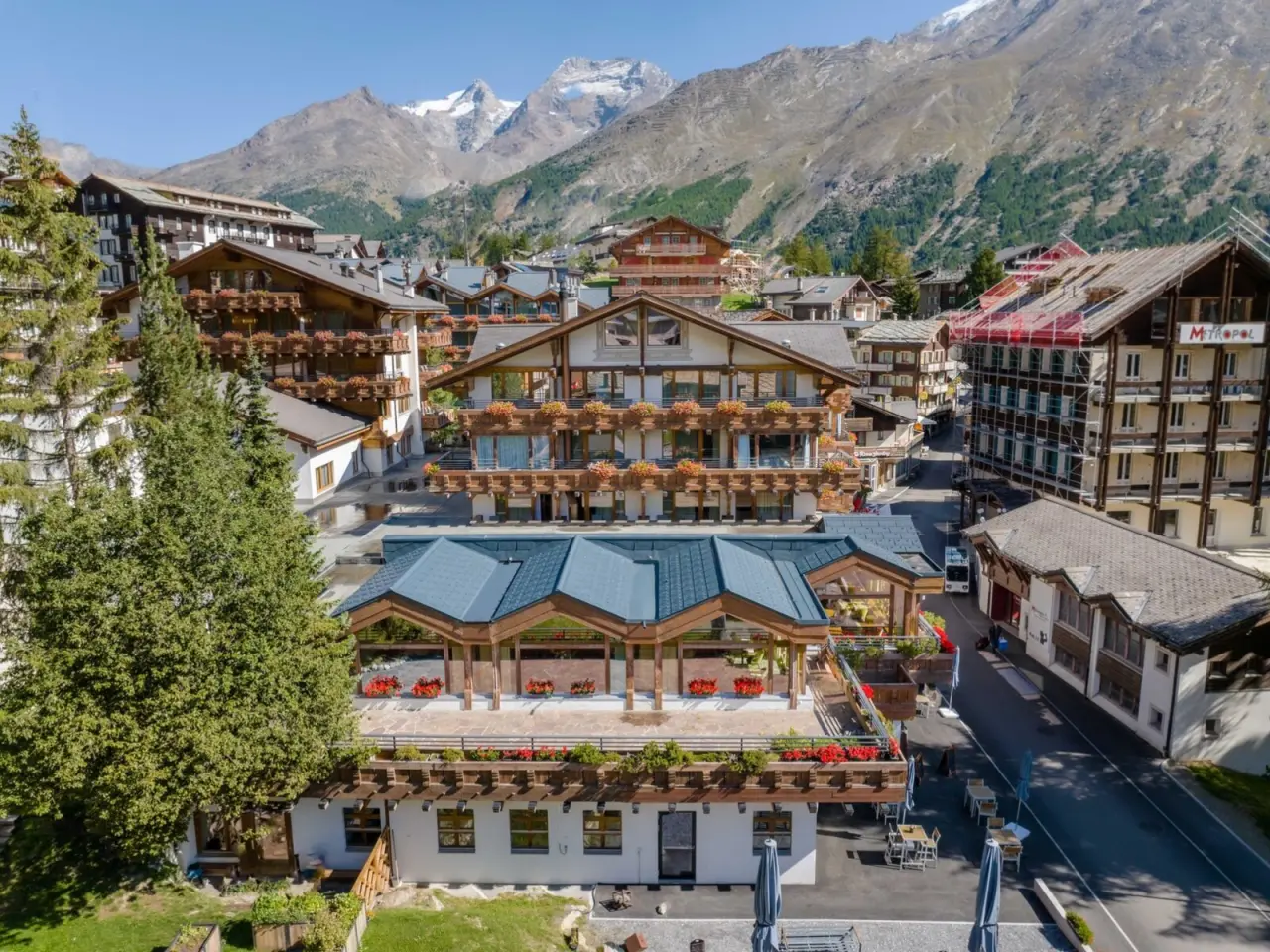 Walliserhof Grand-Hotel & Spa in Saas-Fee mit traditioneller Architektur und Alpenpanorama.