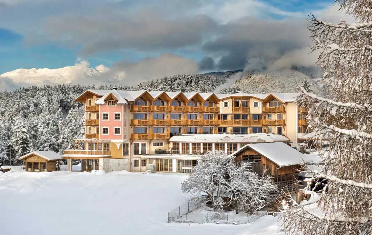 Hotel Chalet Tianes in Kastelruth – Außenansicht im Winter mit Bergpanorama | Wellnesshotel Südtirol