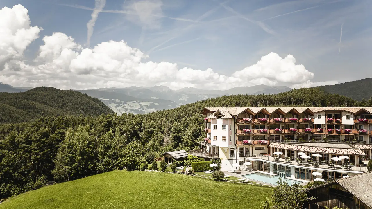 Hotel Chalet Tianes in Kastelruth – Außenansicht mit Pool und Bergpanorama | Wellnesshotel Südtirol