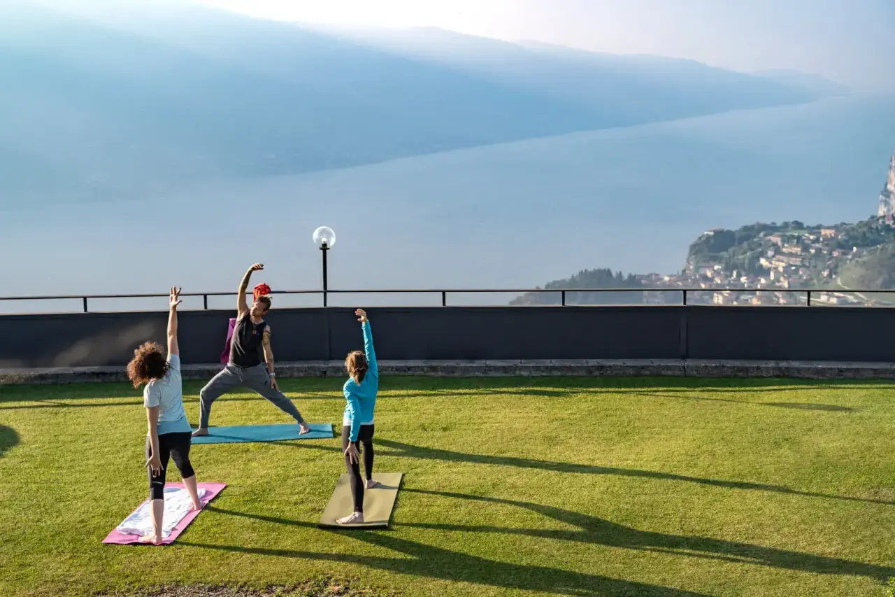 Hotel Le Balze Aktiv&Wellness in Tremosine – Yoga auf der Terrasse mit Gardaseeblick | Wellnesshotel Gardasee