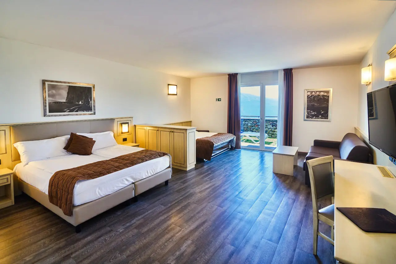Hotel Le Balze Aktiv&Wellness in Tremosine – Modernes Doppelzimmer mit Balkon und Seeblick | Wellnesshotel Gardasee
