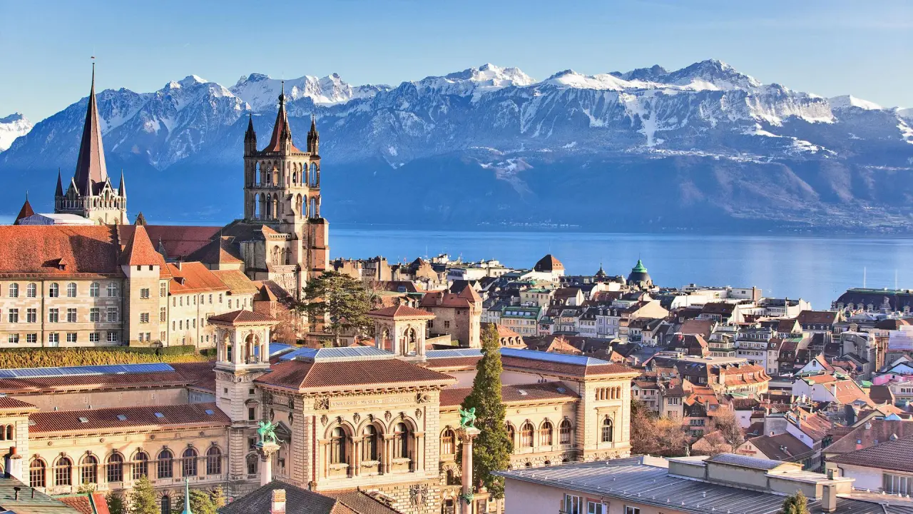 Panoramablick auf Lausanne, den Genfersee und die Alpen. Die beeindruckende Umgebung des Hotel Beau Rivage Palace.