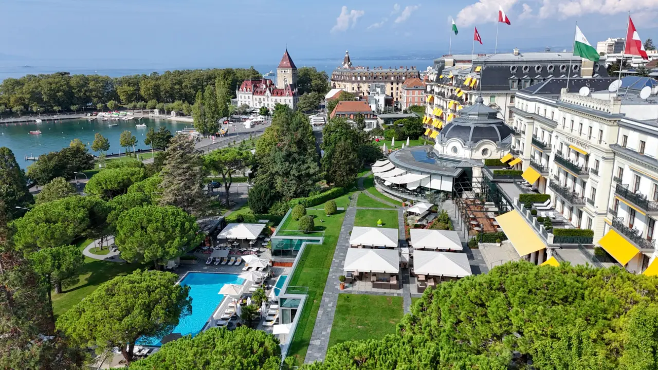 Panoramablick auf das luxuriöse Hotel Beau Rivage Palace mit Aussenpool, Gärten und Genfersee in Lausanne.
