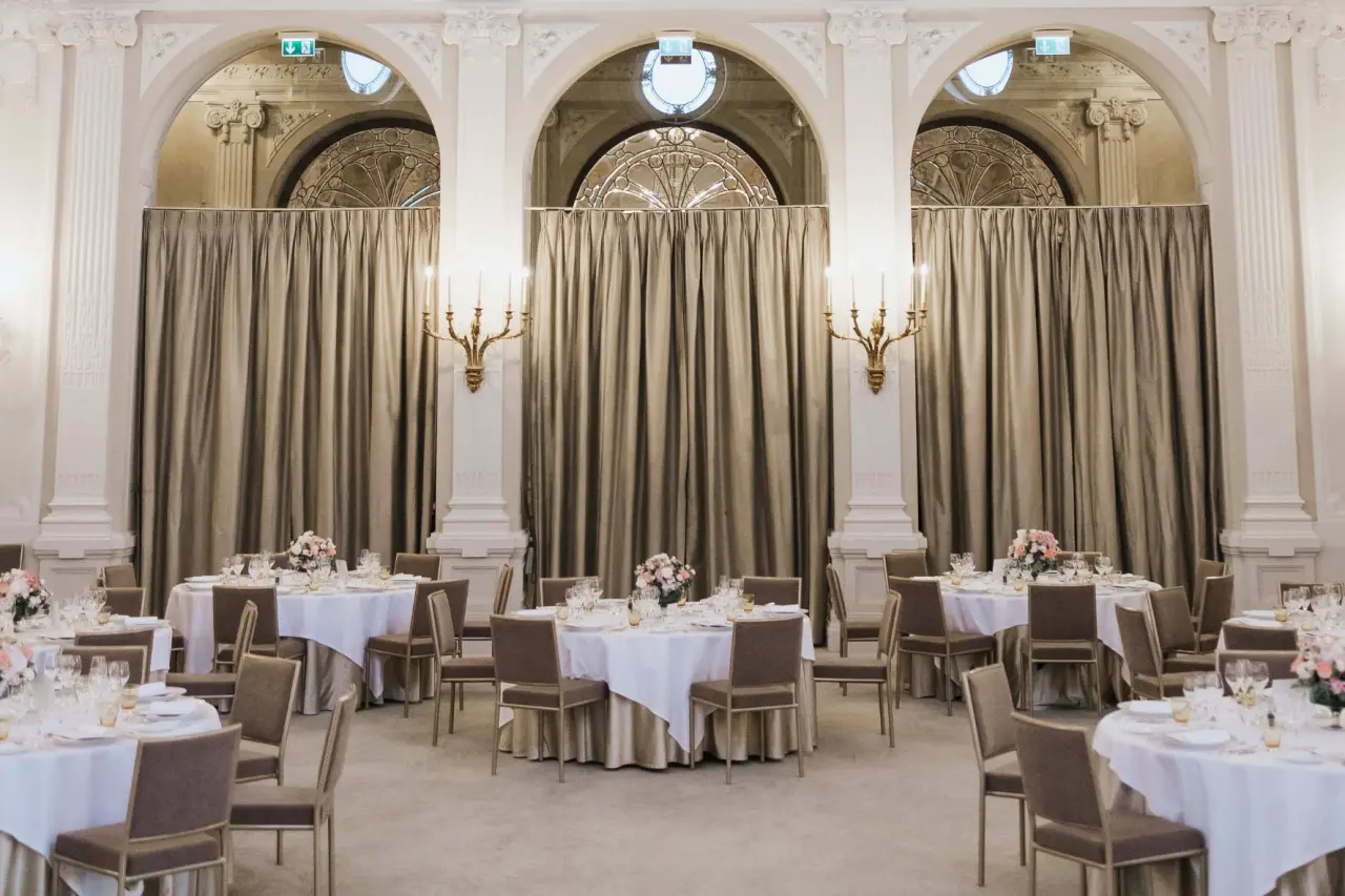 Elegant gedeckter Festsaal oder Restaurantbereich im Hotel Beau Rivage Palace für Veranstaltungen und gehobene Gastronomie.