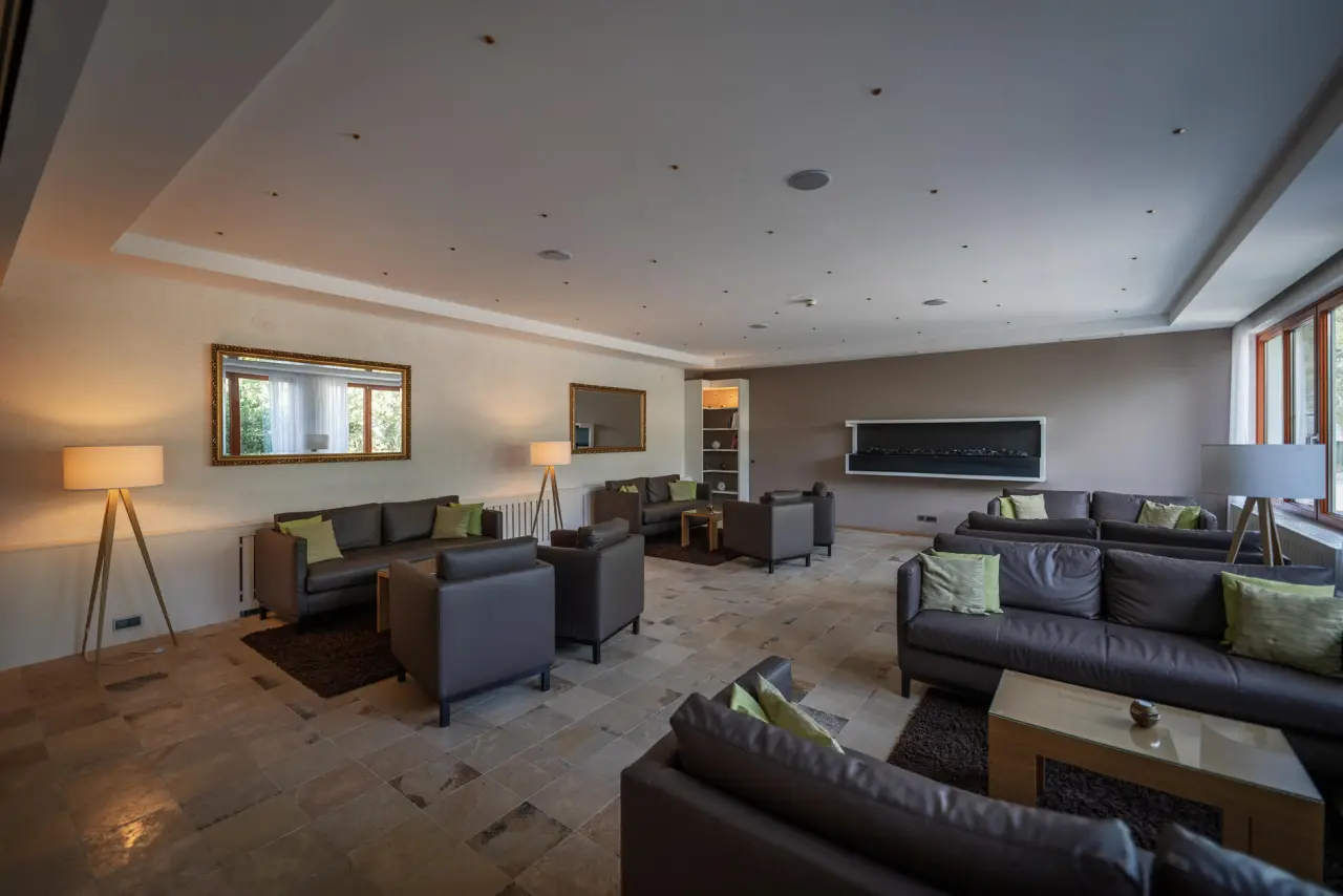 Einladende Hotellounge im Hotel Wende mit komfortablen Sitzbereichen und modernem Ambiente für entspannte Momente.