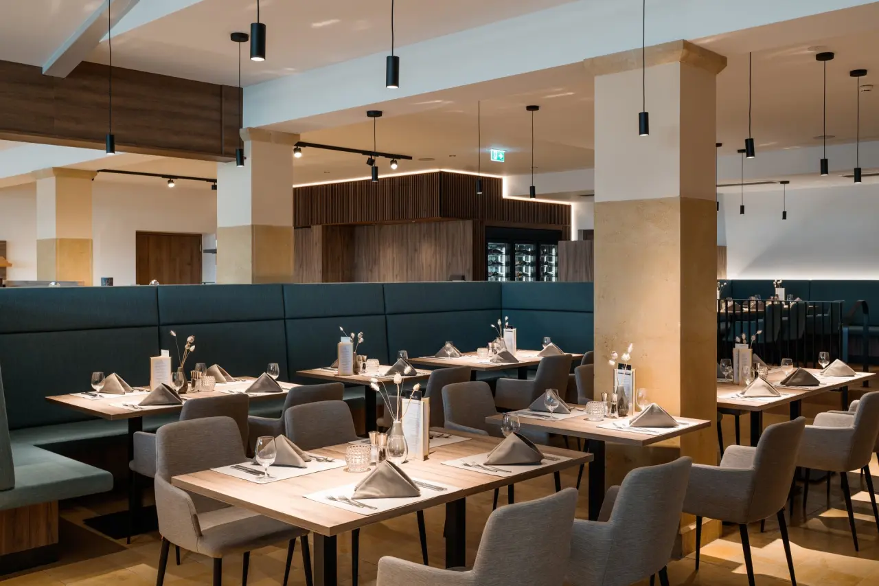 Modernes Restaurant im Hotel Wende mit stilvoll gedeckten Tischen und gemütlichen Sitzbereichen.