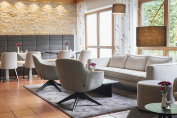 Gemütliche Hotellounge mit bequemen Sesseln, Sofa und Blick ins Grüne im Hotel St. Georg.