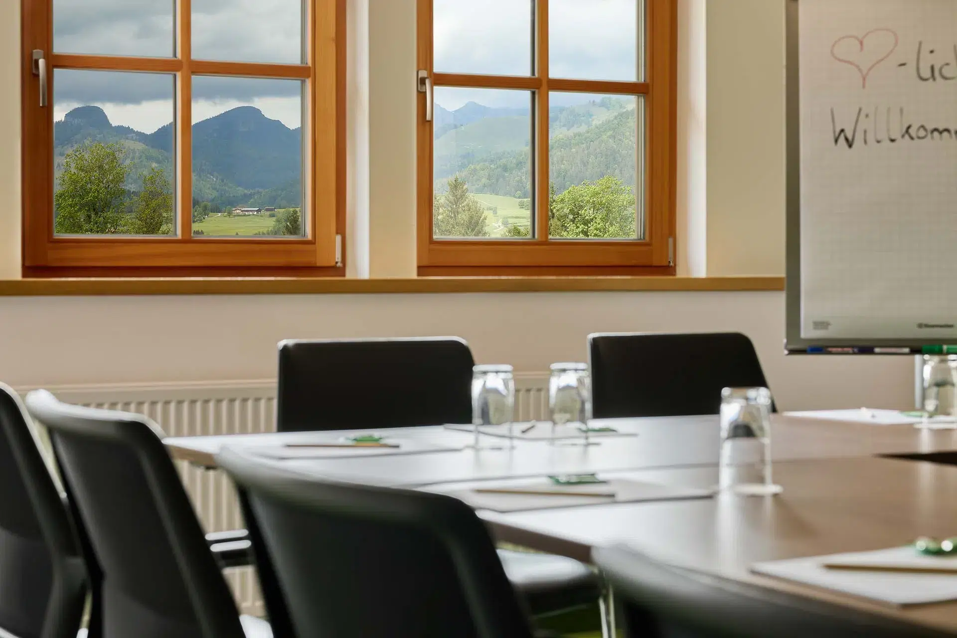 Gut Steinbach Hotel Chalets SPA in Reit im Winkl – Tagungsraum mit inspirierendem Bergblick | Wellnesshotel Bayerische Alpen