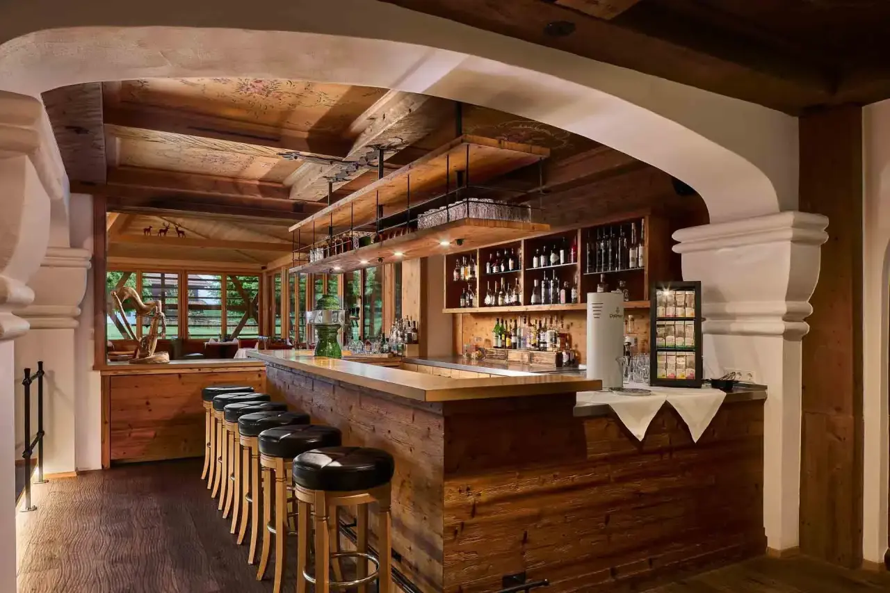 Gut Steinbach Hotel Chalets SPA in Reit im Winkl – Gemütliche Hotelbar im alpinen Stil | Wellnesshotel Bayerische Alpen