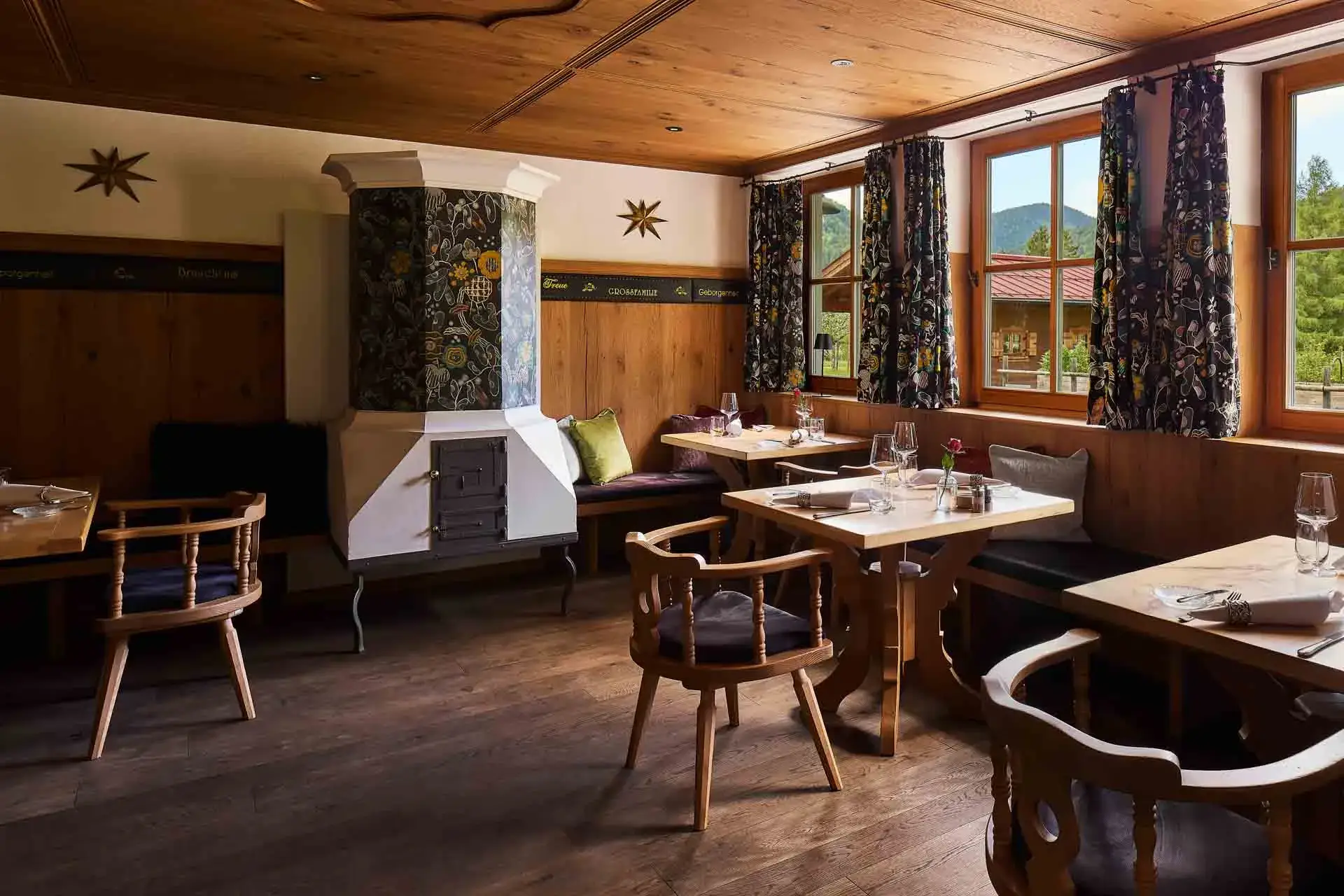 Gut Steinbach Hotel Chalets SPA in Reit im Winkl – Gemütliches Restaurant mit Kachelofen und Holzeinrichtung | Wellnesshotel Chiemgau