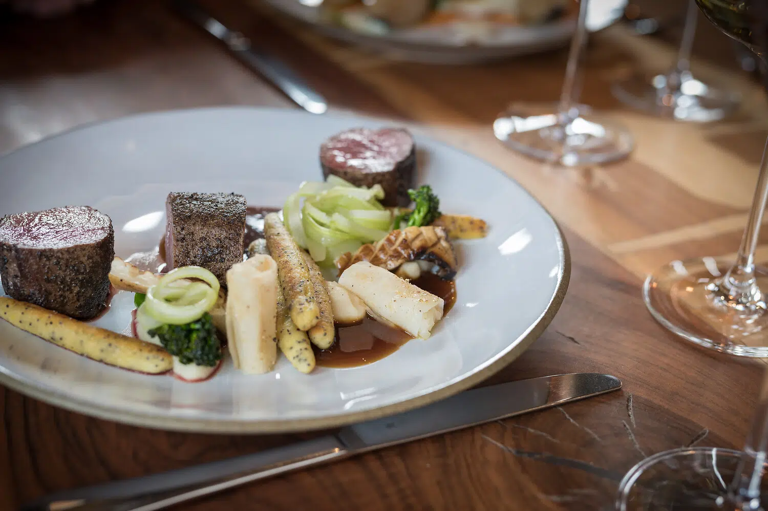 Gut Steinbach Hotel Chalets SPA in Reit im Winkl – Exquisit angerichteter Hauptgang mit Fleisch und Gemüse | Wellnesshotel Chiemgau
