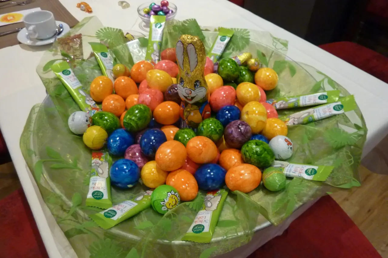 Osterdekoration mit bunten Schokoladeneiern und Osterhasen im AKZENT Waldhotel Rheingau.