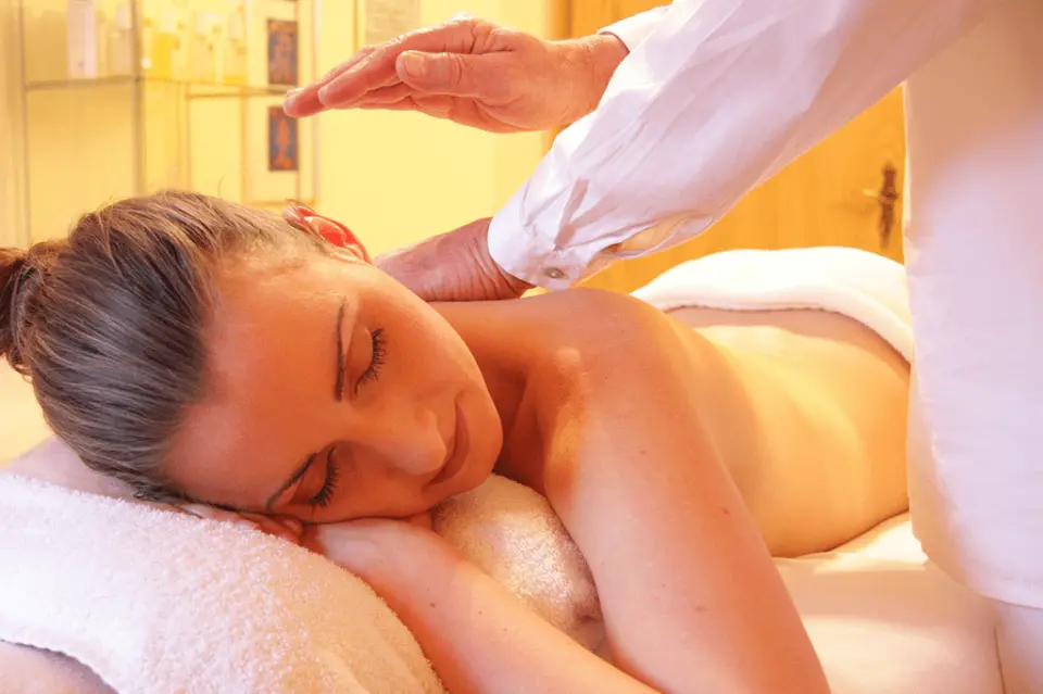 Frau genießt entspannende Rückenmassage im Spa-Bereich des AKZENT Waldhotel Rheingau.
