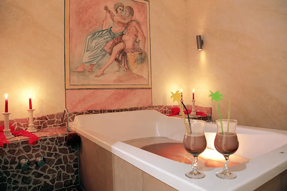 Romantisches Bad mit Kerzenlicht und Cocktails im AKZENT Waldhotel Rheingau
