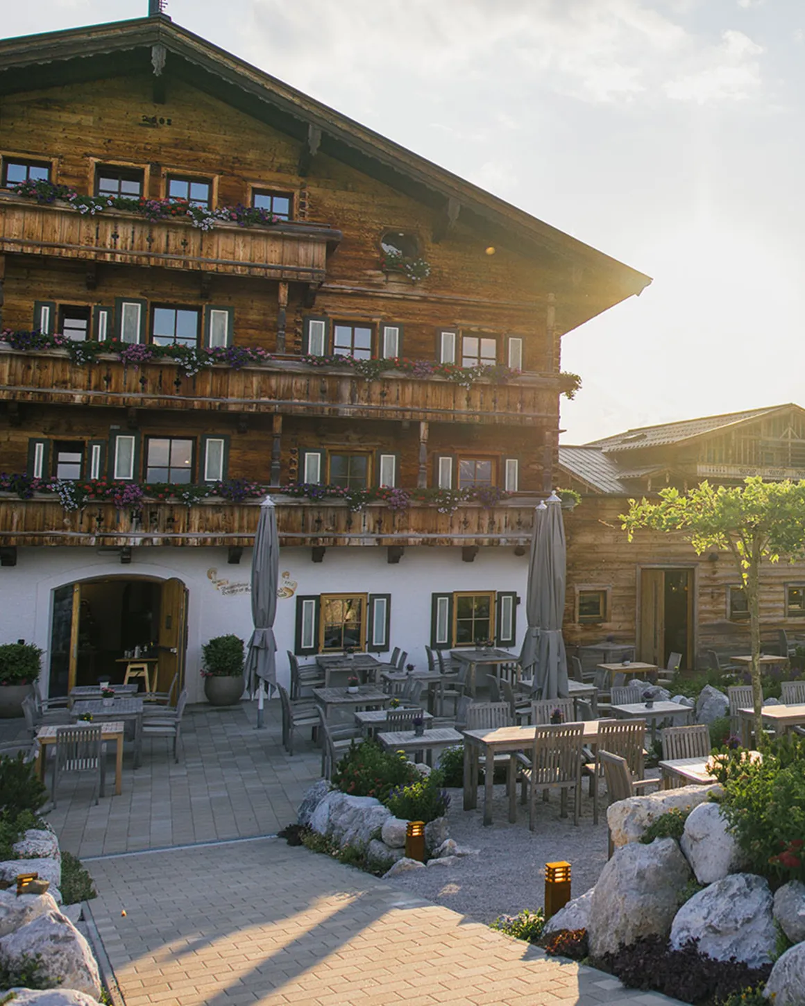 Naturresort Puradies in Leogang – Traditionelles Hotelgebäude mit Sonnenterrasse | Wellnesshotel Pinzgau