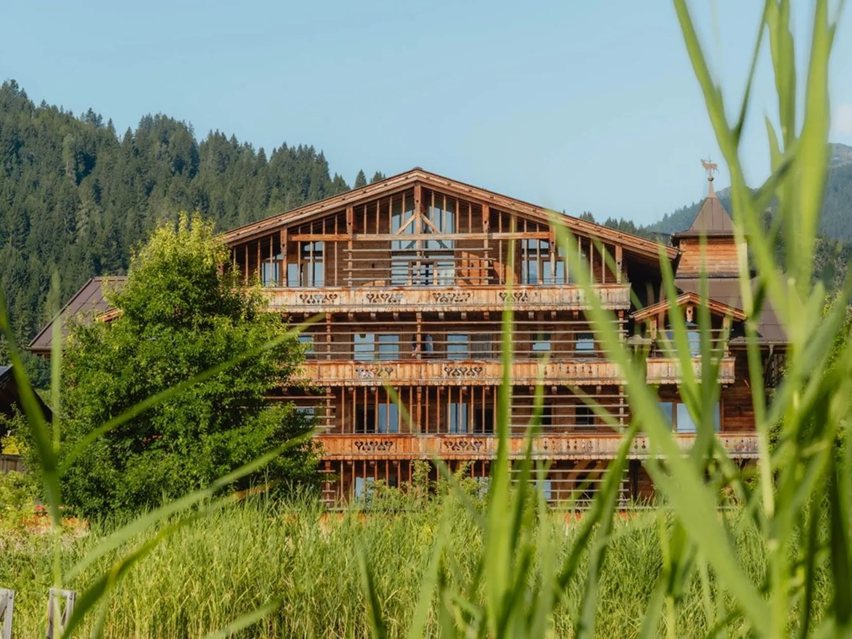 Naturresort Puradies in Leogang – Detailansicht der Holzfassade des Hotels | Wellnesshotel Pinzgau