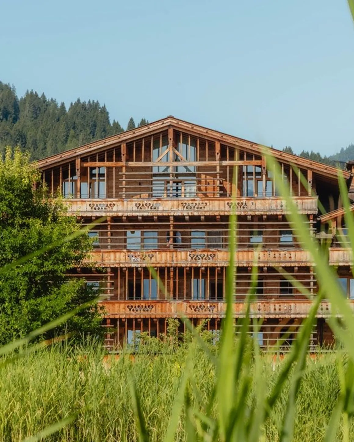 Naturresort Puradies in Leogang – Detailansicht der Holzfassade des Hotels | Wellnesshotel Pinzgau