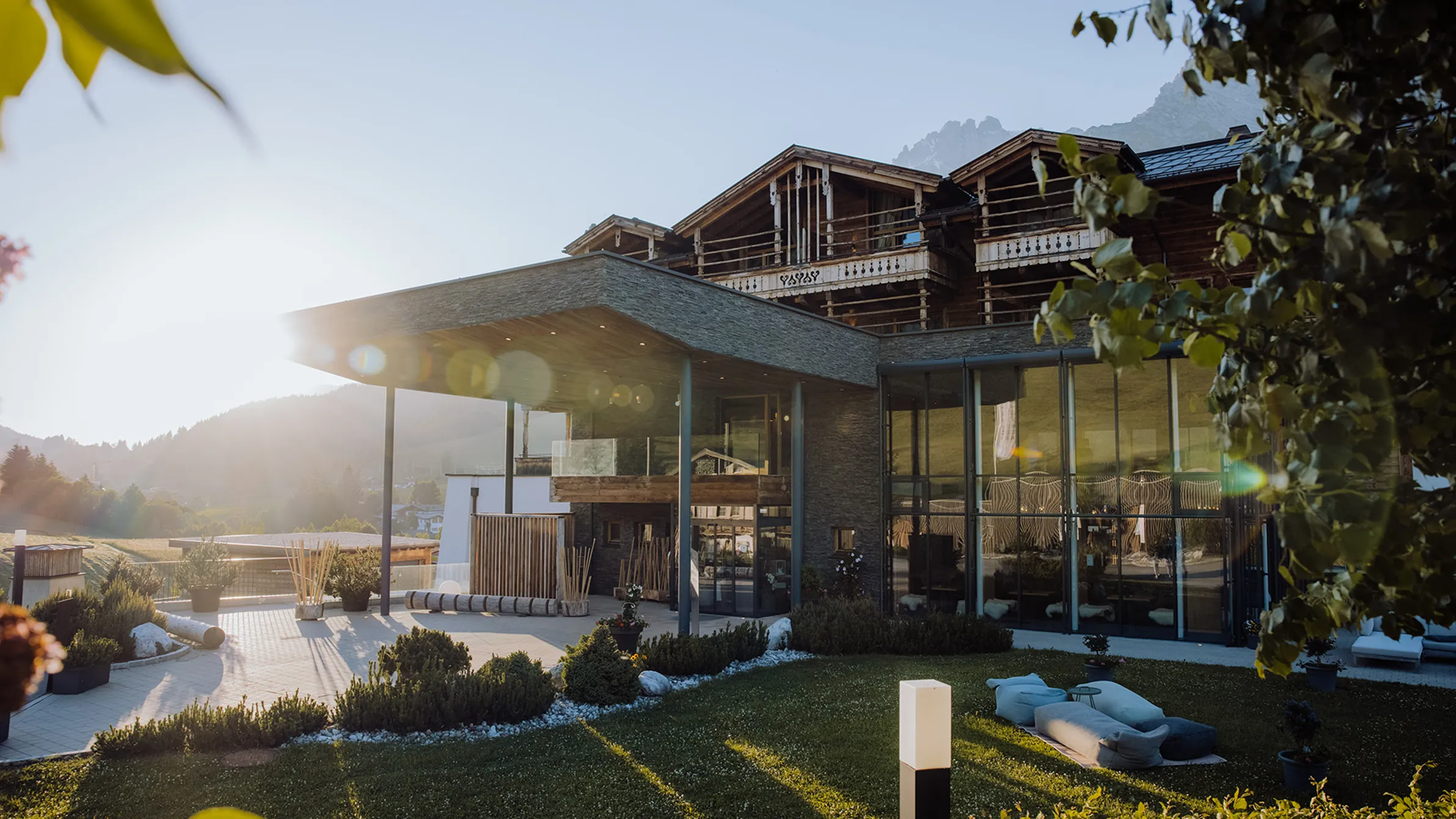 Naturresort Puradies in Leogang – Moderne Hotelarchitektur im Abendlicht | Wellnesshotel Salzburger Land