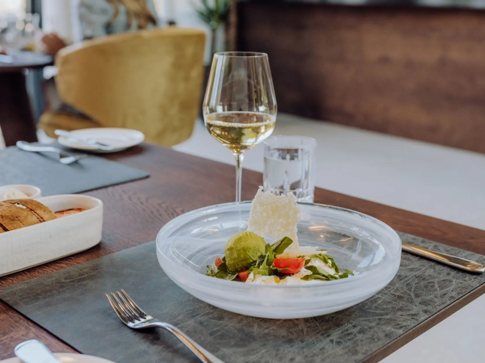 Naturresort Puradies in Leogang – Exquisiter Salat mit Wein im Hotelrestaurant | Wellnesshotel Pinzgau