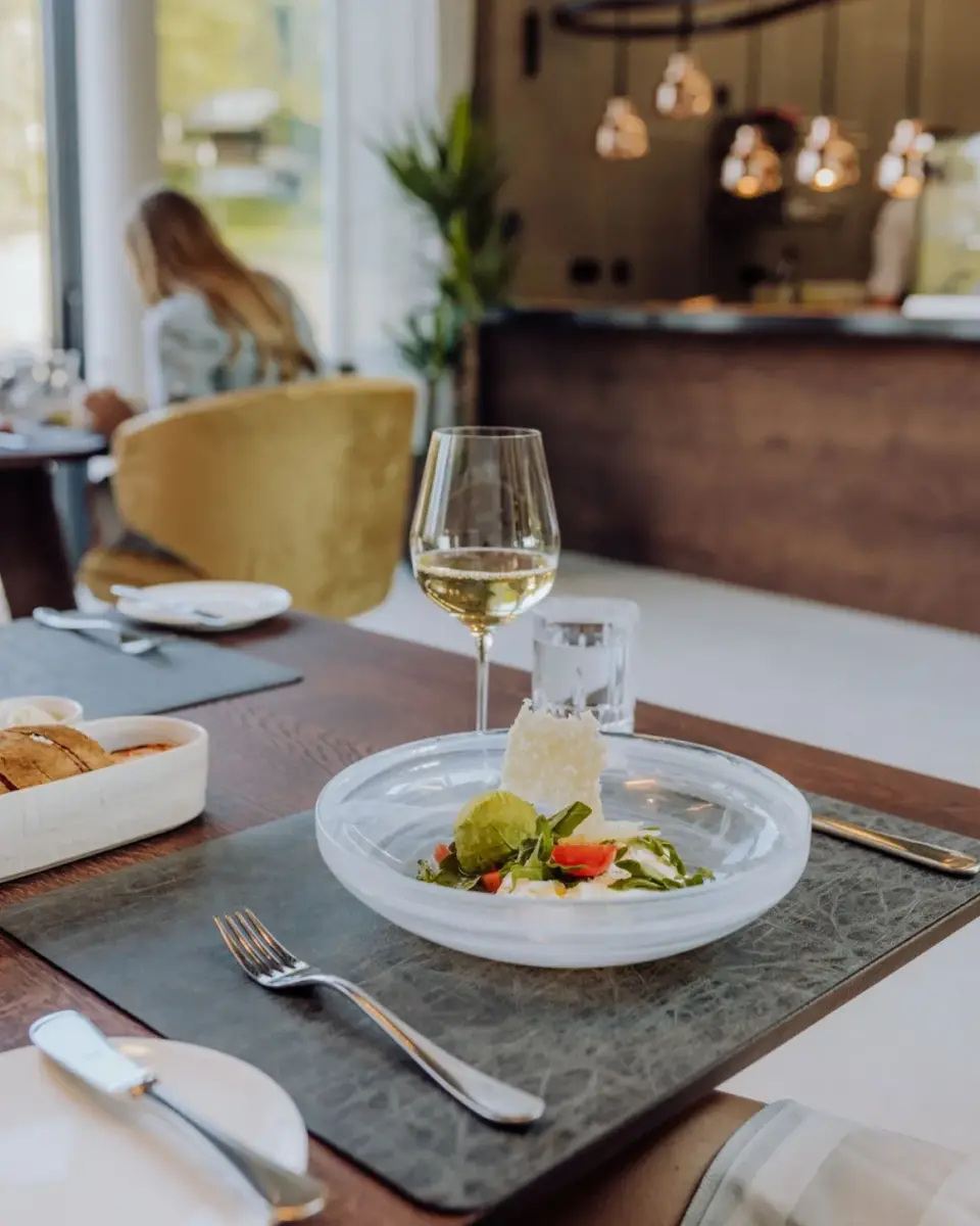 Naturresort Puradies in Leogang – Exquisiter Salat mit Wein im Hotelrestaurant | Wellnesshotel Pinzgau