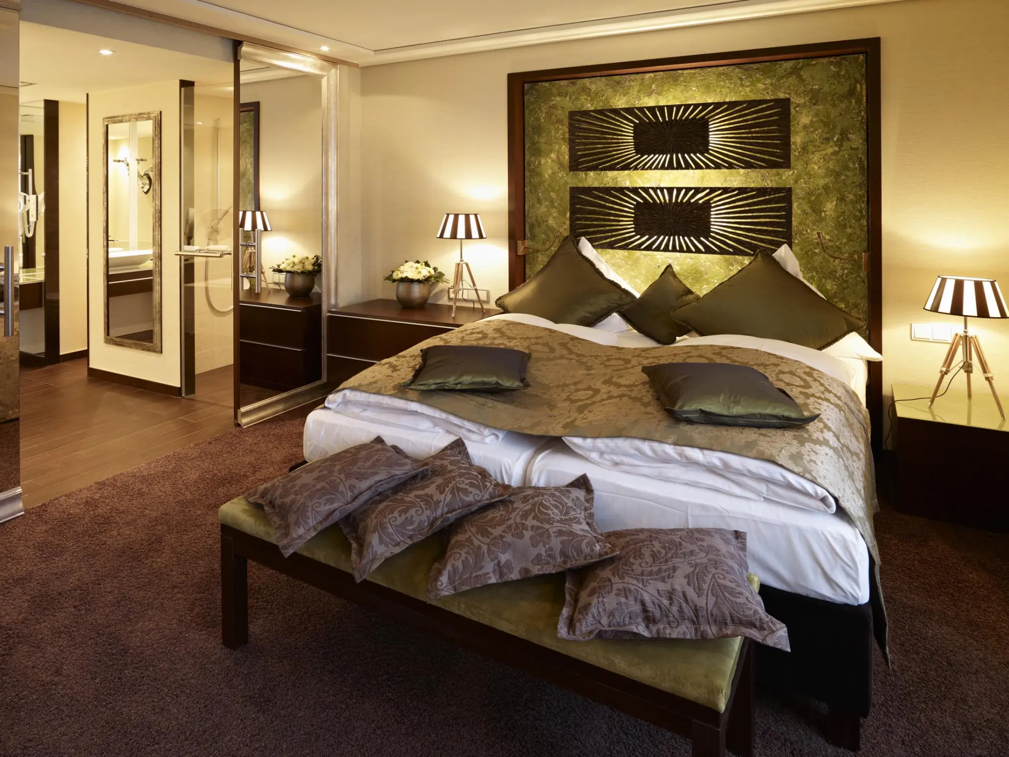 Land- & Golfhotel Stromberg in Stromberg-Bingen – Gemütlicher Sessel mit Decke und Beistelltisch | Wellnesshotel Hunsrück