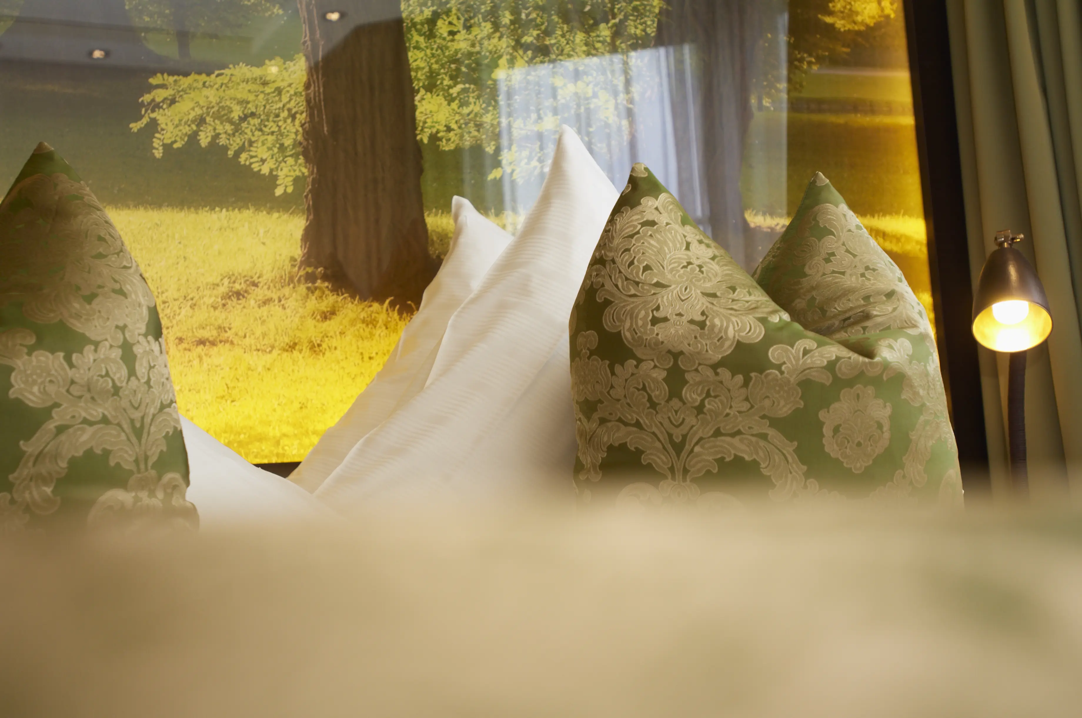 Land- & Golfhotel Stromberg in Stromberg-Bingen – Gemütliches Bett mit dekorativen Kissen | Wellnesshotel Rheinland-Pfalz