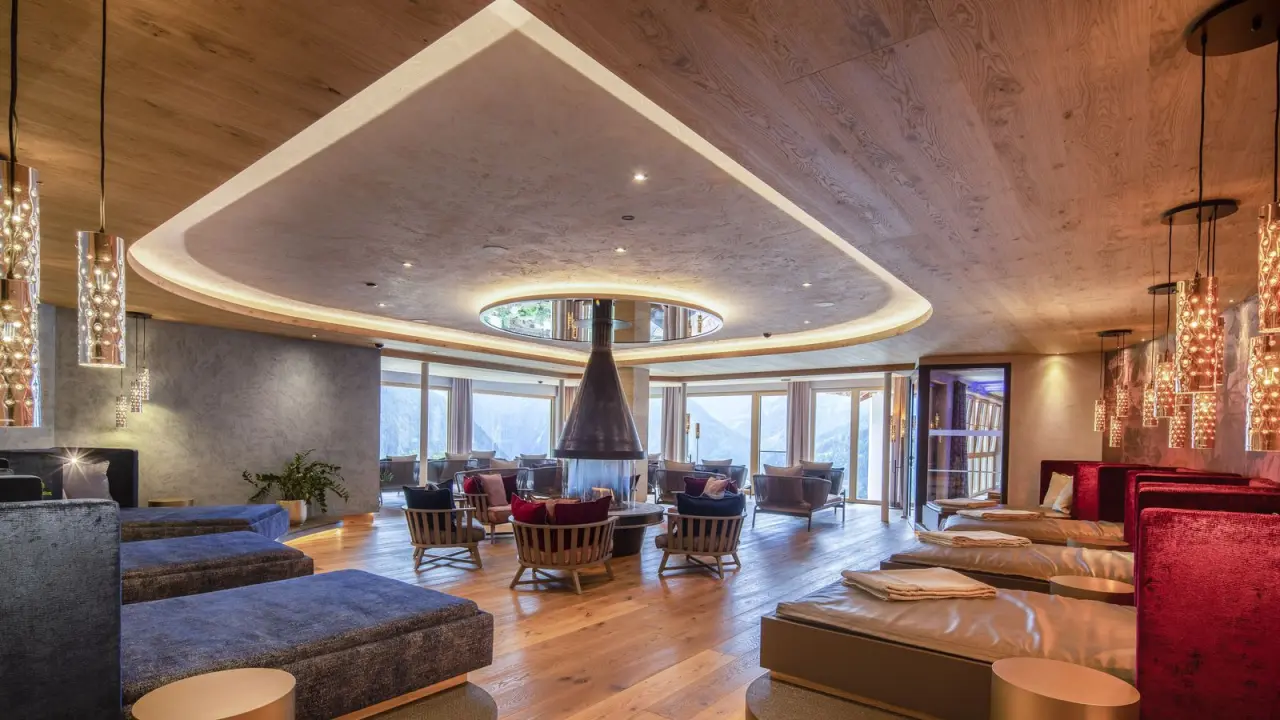 Luxuriöser Entspannungsbereich mit Kamin und Panoramablick im STOCK resort *****s