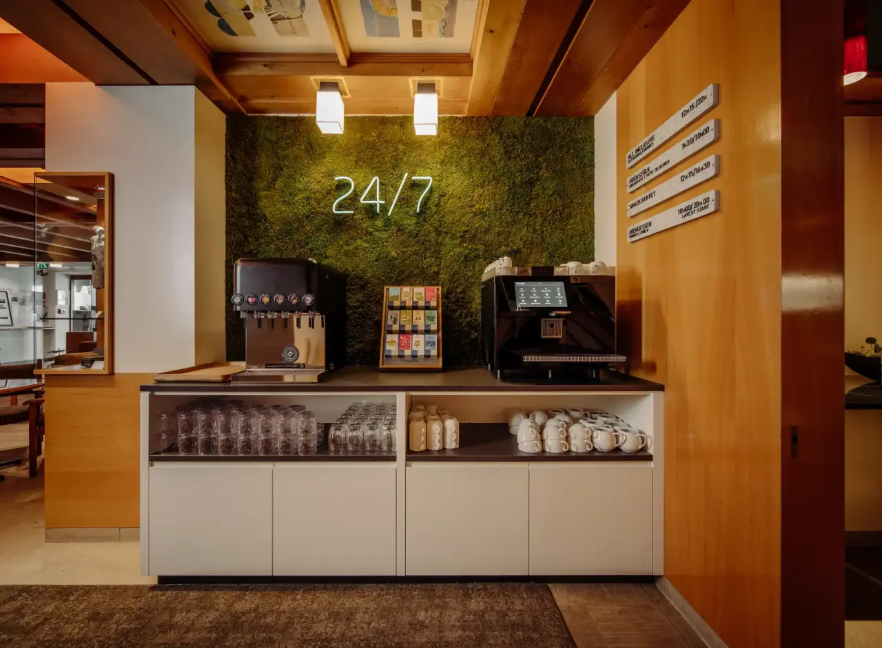 24/7 Selbstbedienungsstation mit Kaffee, Getränken und Teebar im Familien- & Gartenhotel Theresia****S.