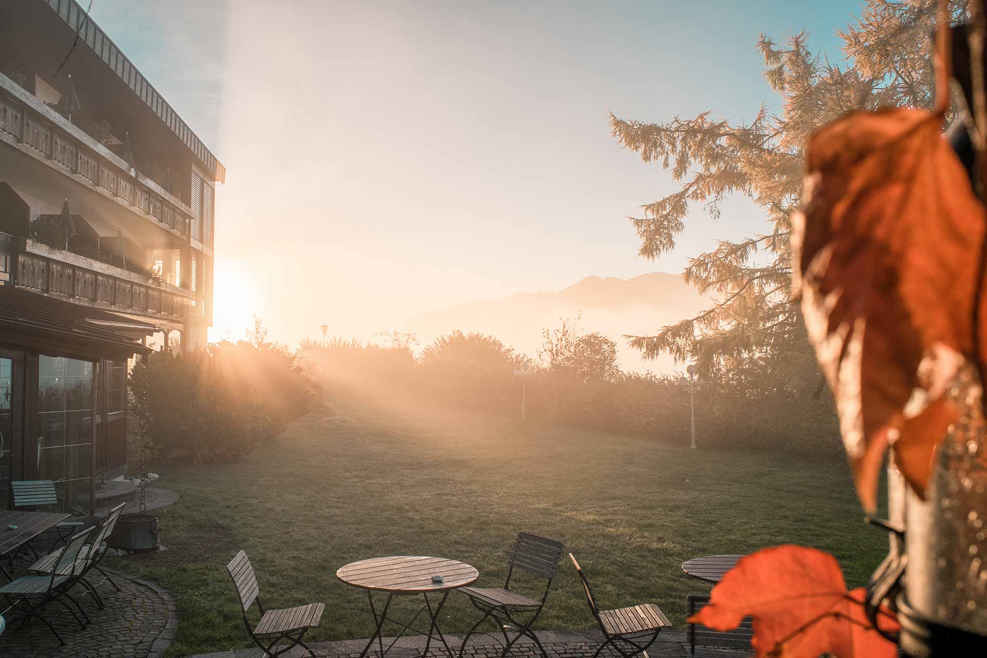 Mittelburg Wellnesshotel in Oy-Mittelberg – Sonniger Gartenbereich mit Sitzgelegenheiten und Bergblick | Wellnesshotel Allgäu