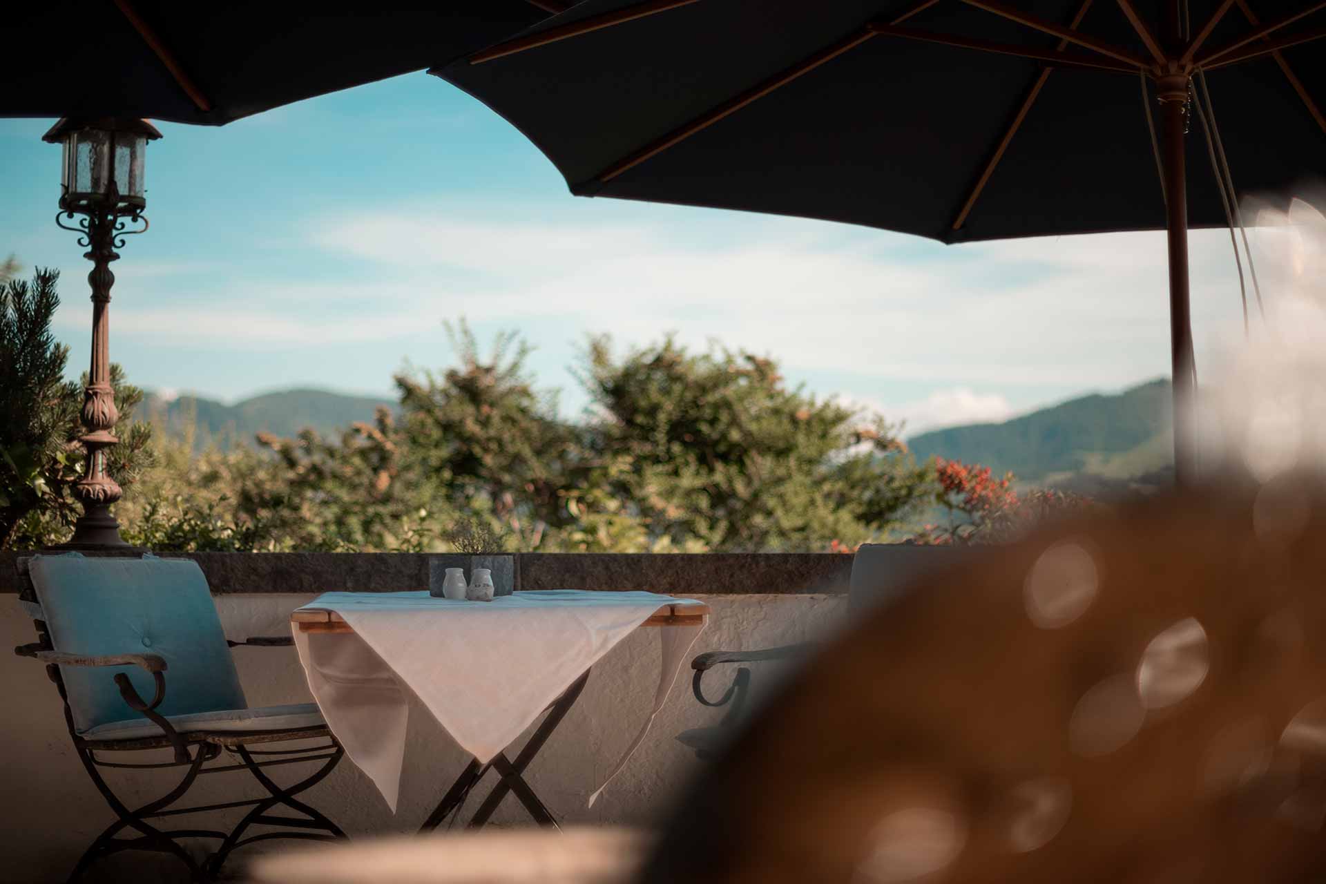 Mittelburg Wellnesshotel in Oy-Mittelberg – Gemütliche Terrasse mit Tisch und Bergblick im Hintergrund | Wellnesshotel Allgäu