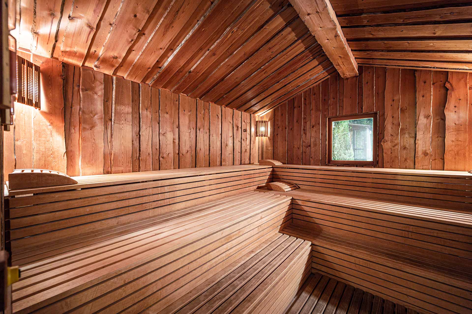 Mittelburg Wellnesshotel in Oy-Mittelberg – Traditionelle Holzsauna mit Fenster und warmem Licht | Wellnesshotel Allgäu